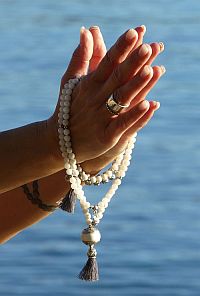 Bild "Willkommen:Mala-Haende-tibetperle-200.jpg"